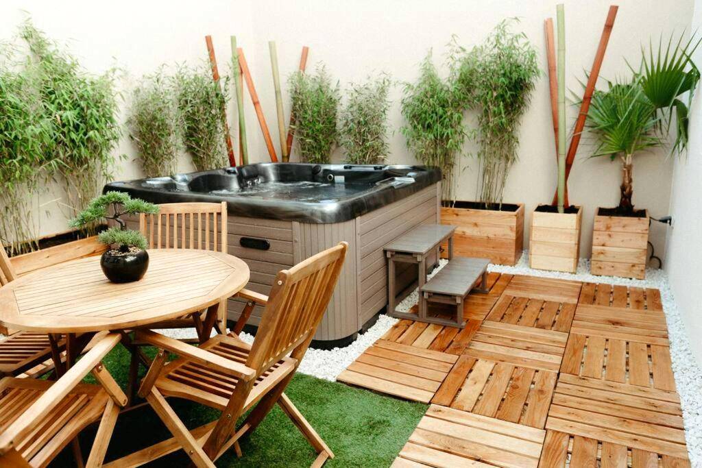 Jacuzzi extérieur et salon de jardin en bois - Love Room Mulhouse - La Villetta SPA - logement atypique