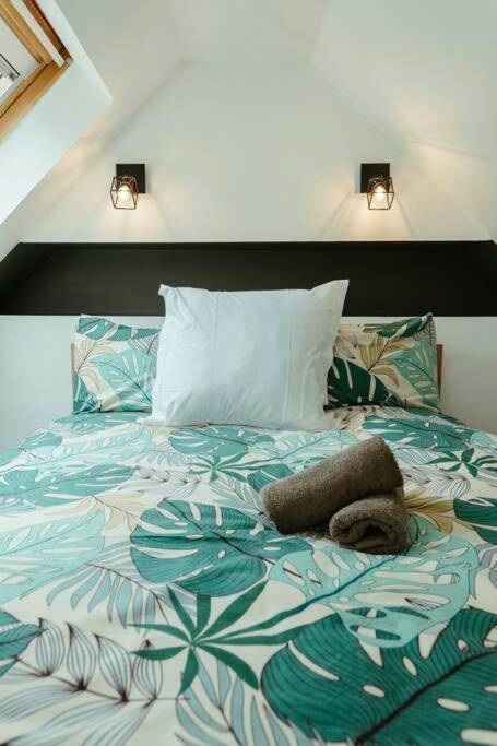 Lit double avec parure de lit tropicale - La Villetta SPA - logement atypique