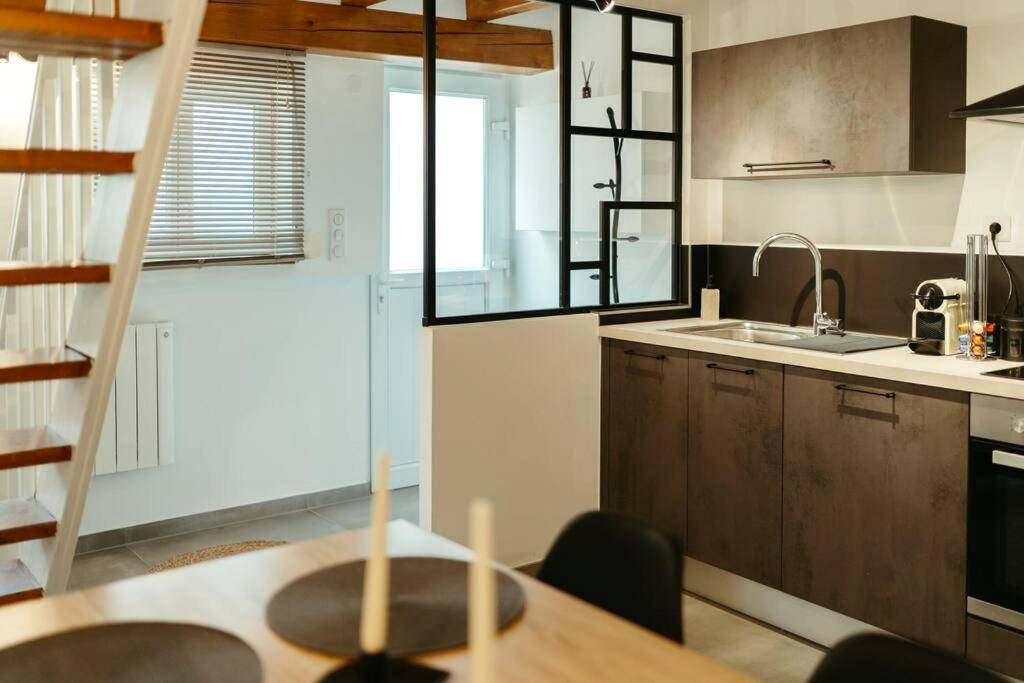 Cuisine équipée moderne avec verrière noire - La Villetta SPA - logement atypique