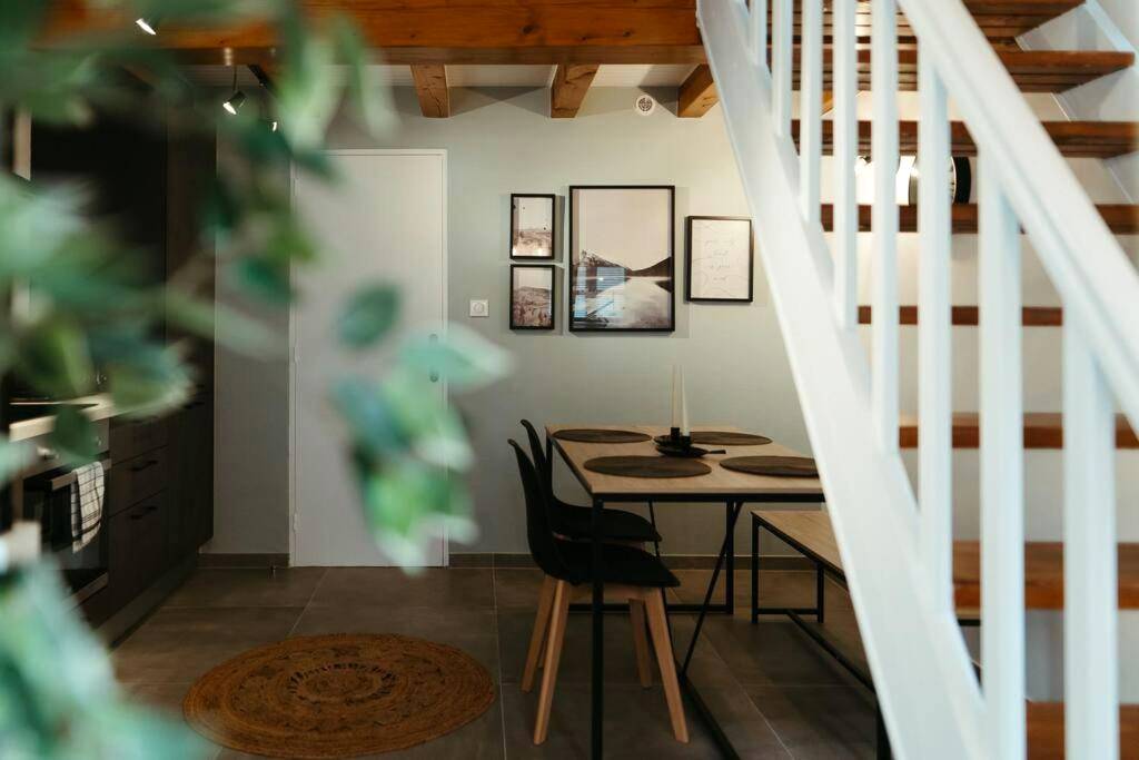 Espace repas avec table en bois et chaises - La Villetta SPA - logement atypique