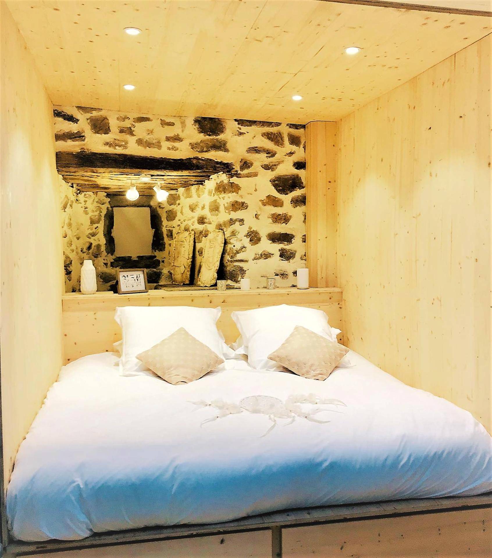 Lit double en alcôve sous plafond en bois - Au Vingtain - Appartement & Spa atypique