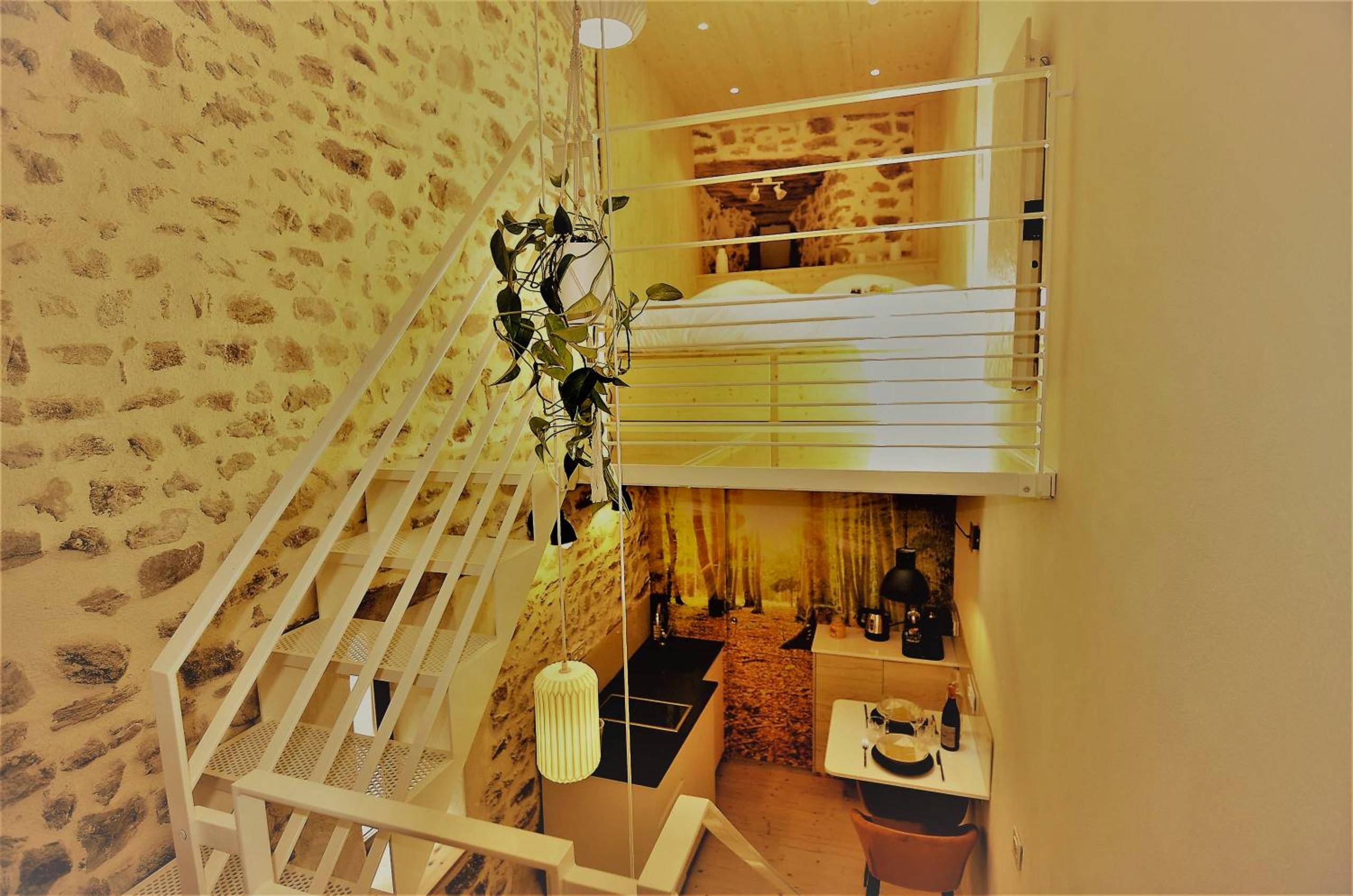 Vue en hauteur sur le salon et la mezzanine - Au Vingtain - Appartement & Spa atypique