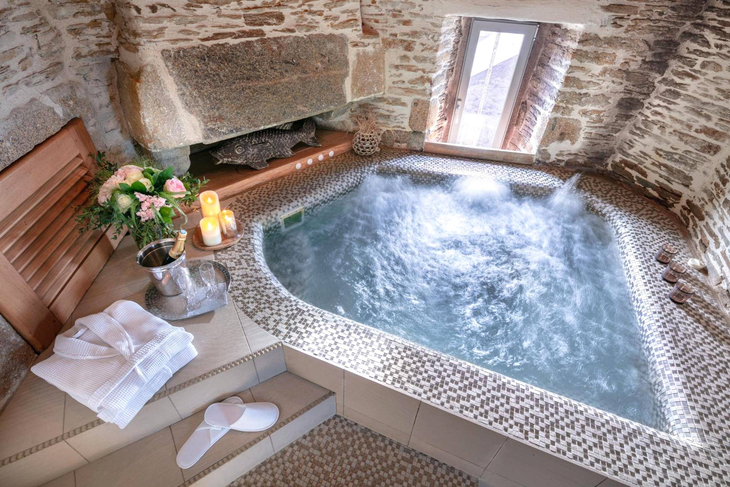 Jacuzzi encastré dans une pièce en pierre - Love Room Le Conquet - La Vinotière Chambres Appartements Spa