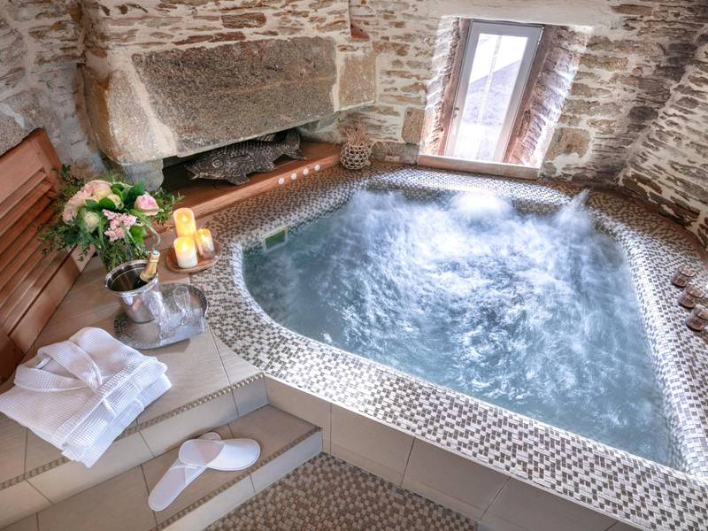 Jacuzzi encastré dans une pièce en pierre - Love Room Le Conquet - La Vinotière Chambres Appartements Spa