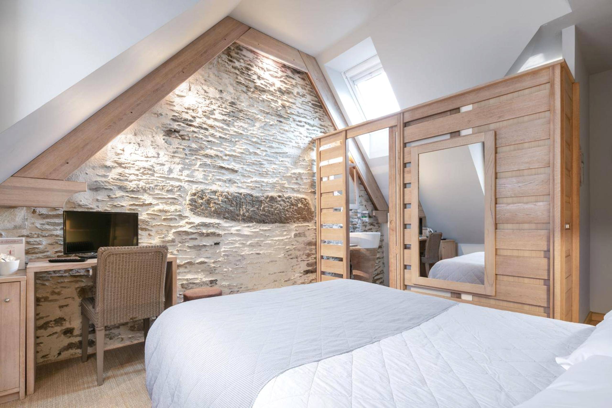Chambre mansardée avec mur en pierre apparente - La Vinotière Chambres Appartements Spa