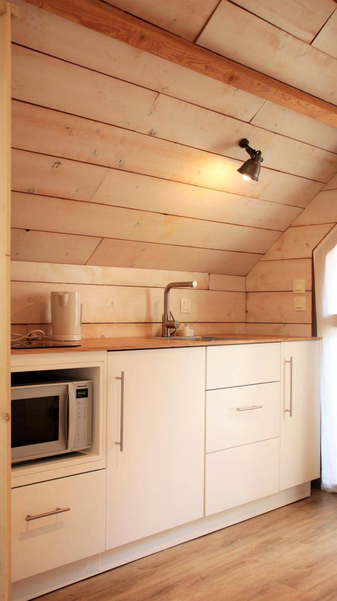 Kitchenette moderne sous combles boisés - La Vinotière Chambres Appartements Spa