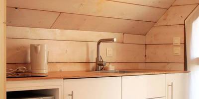 Kitchenette moderne sous combles boisés - La Vinotière Chambres Appartements Spa