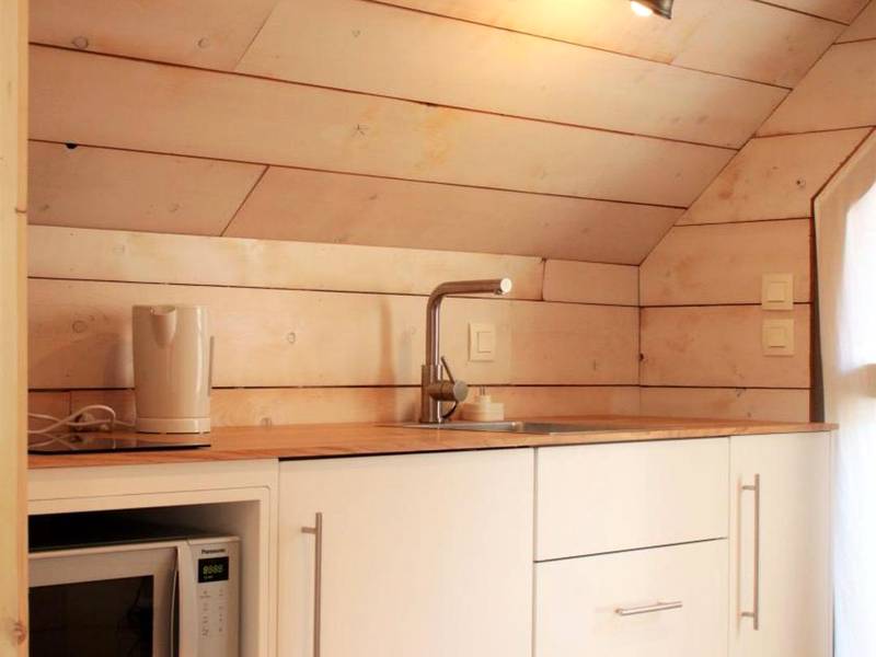 Kitchenette moderne sous combles boisés - La Vinotière Chambres Appartements Spa