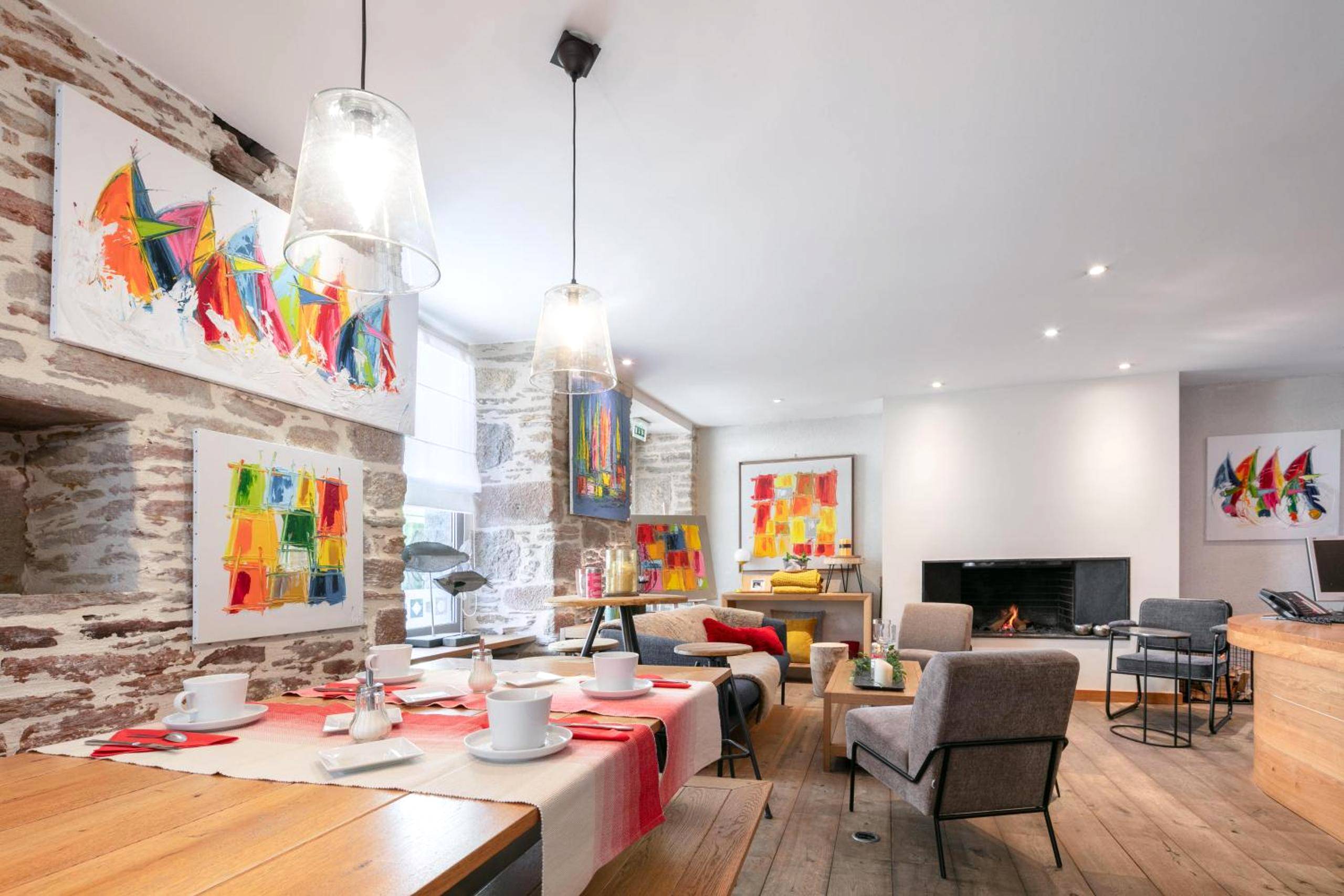 Espace salon et salle à manger avec cheminée - La Vinotière Chambres Appartements Spa