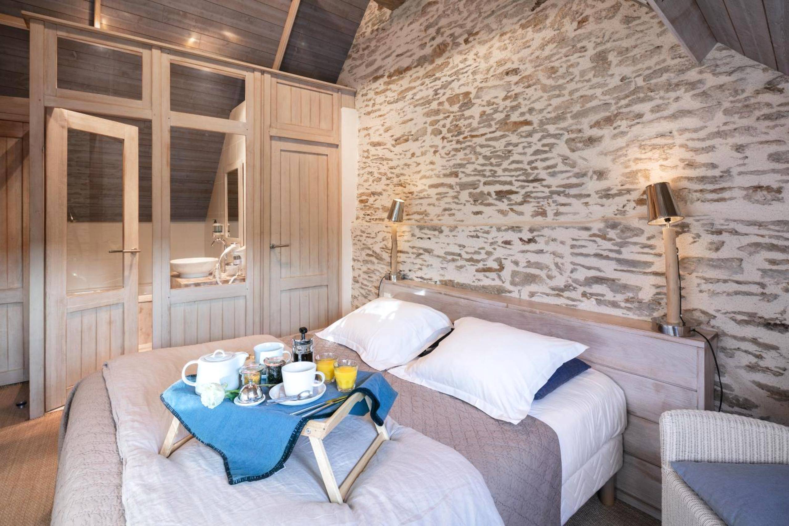 Petit - déjeuner servi sur lit double - La Vinotière Chambres Appartements Spa