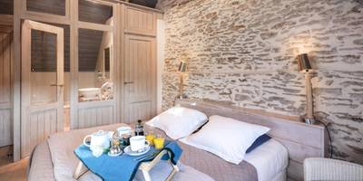 Petit - déjeuner servi sur lit double - La Vinotière Chambres Appartements Spa