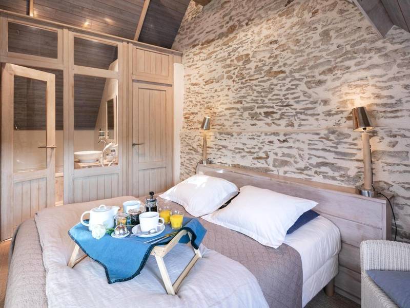 Petit - déjeuner servi sur lit double - La Vinotière Chambres Appartements Spa