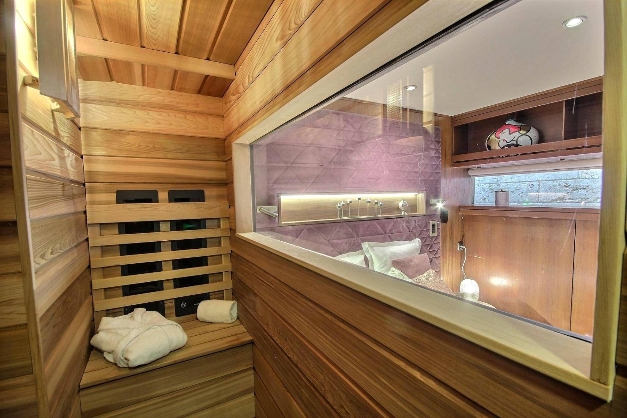 Sauna privatif en bois avec vue sur la chambre - VIP Paris Yacht Hôtel & Spa