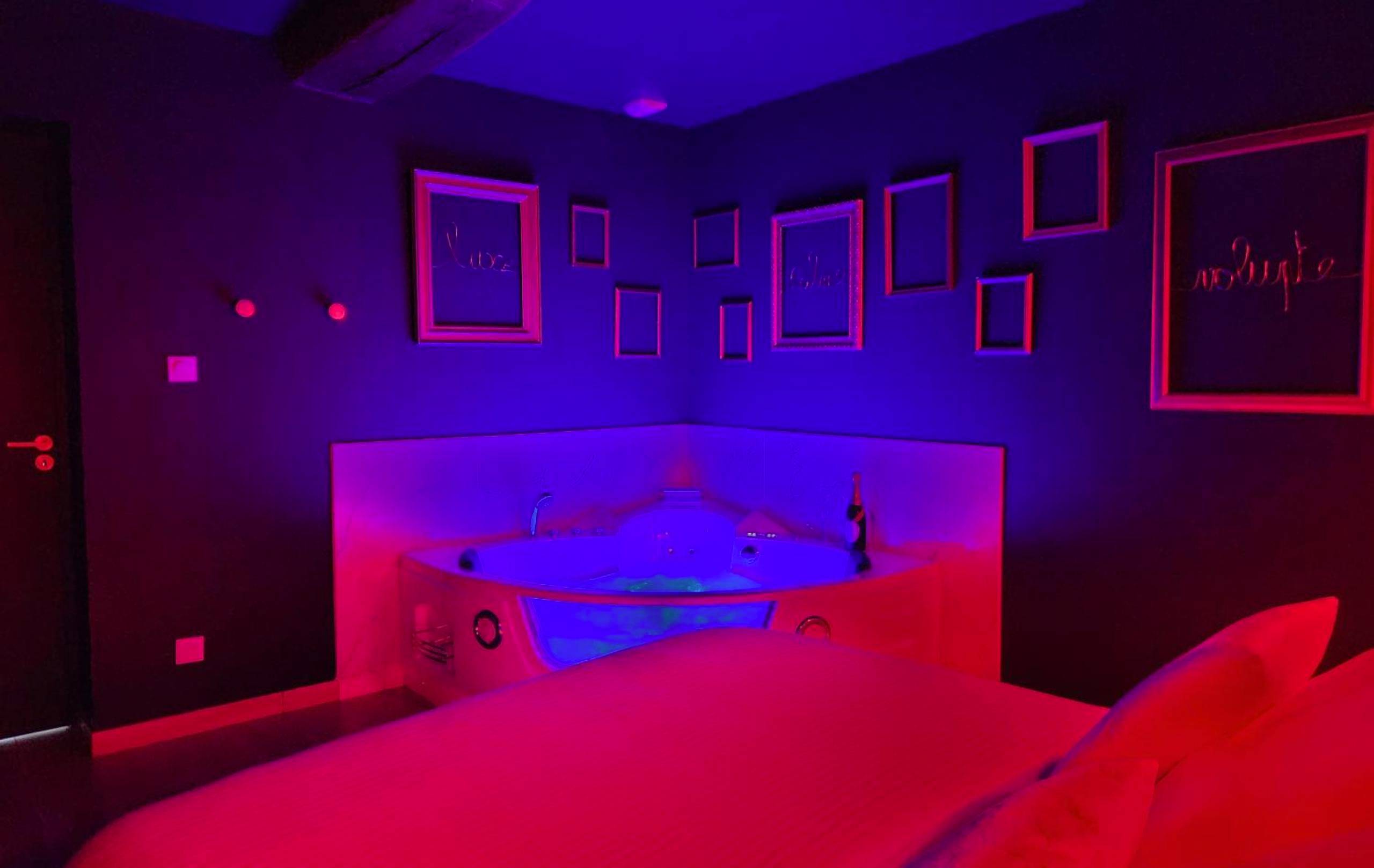 Jacuzzi privatif avec éclairage néon bleu - Love Room Doué - en - Anjou - La Volupté - Love room avec Jacuzzi - Sauna