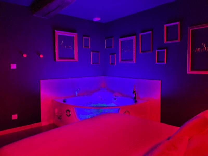 Jacuzzi privatif avec éclairage néon bleu - Love Room Doué - en - Anjou - La Volupté - Love room avec Jacuzzi - Sauna