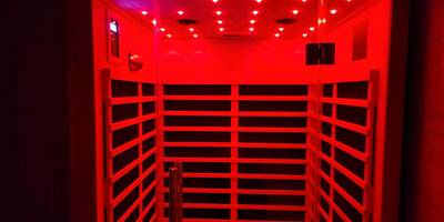 Sauna infrarouge avec chromothérapie rouge - La Volupté - Love room avec Jacuzzi - Sauna