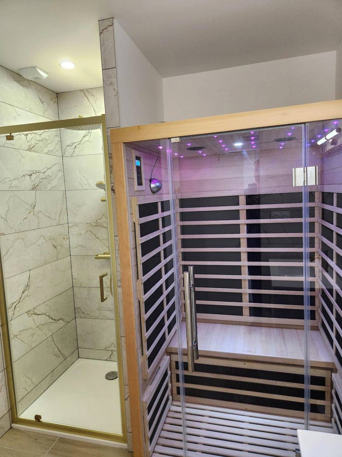 Espace bien - être avec sauna et douche - La Volupté - Love room avec Jacuzzi - Sauna