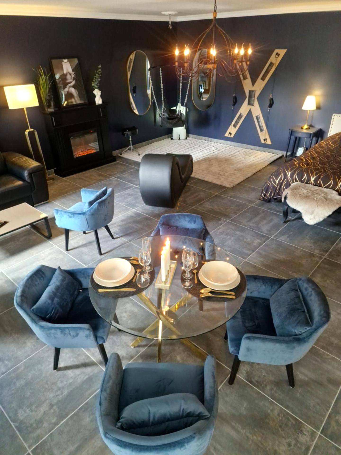 Vue d'ensemble de la suite avec coin repas - Love Room Bétheniville - Love Room La Volupté Spa Privatif