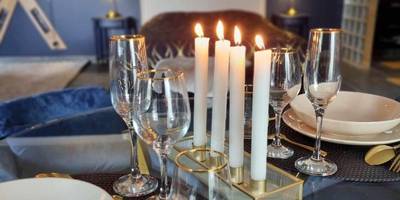 Table dressée avec bougies et verres à pied - Love Room La Volupté Spa Privatif