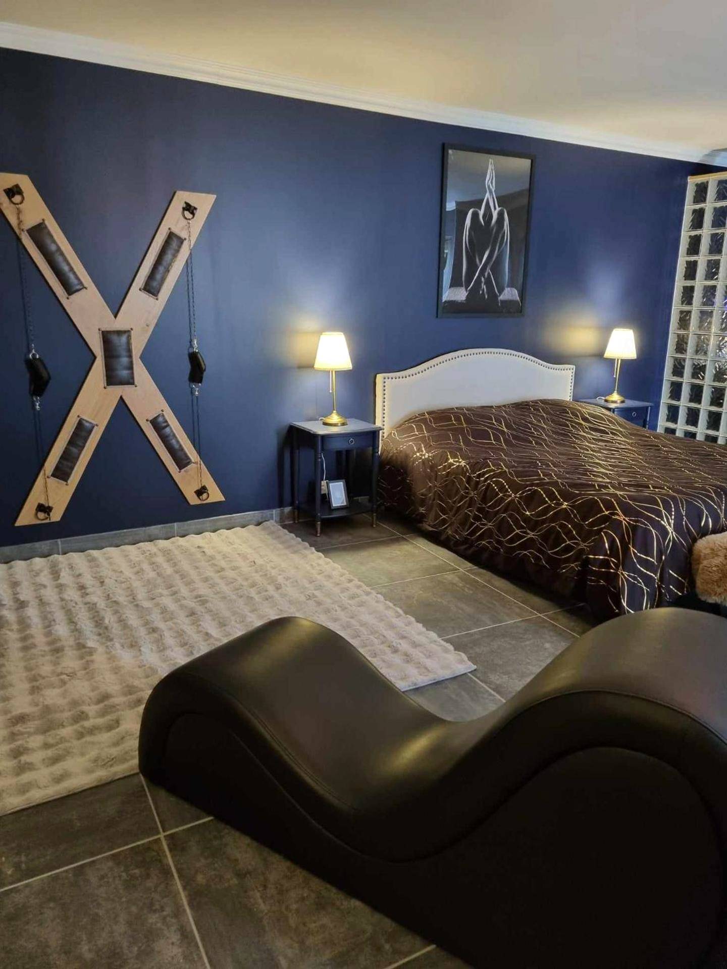 Lit double et mobilier de relaxation - Love Room La Volupté Spa Privatif