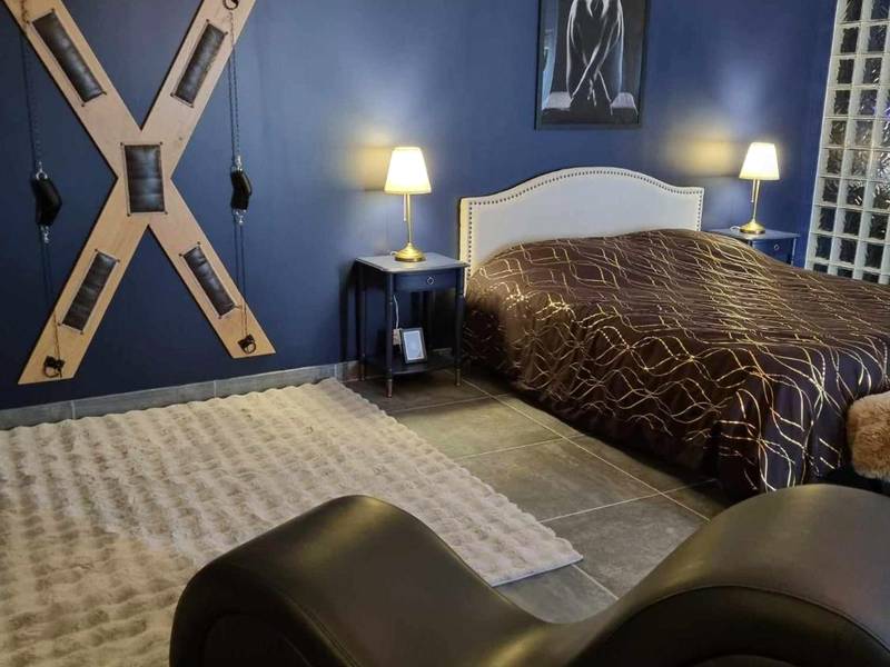 Lit double et mobilier de relaxation - Love Room La Volupté Spa Privatif