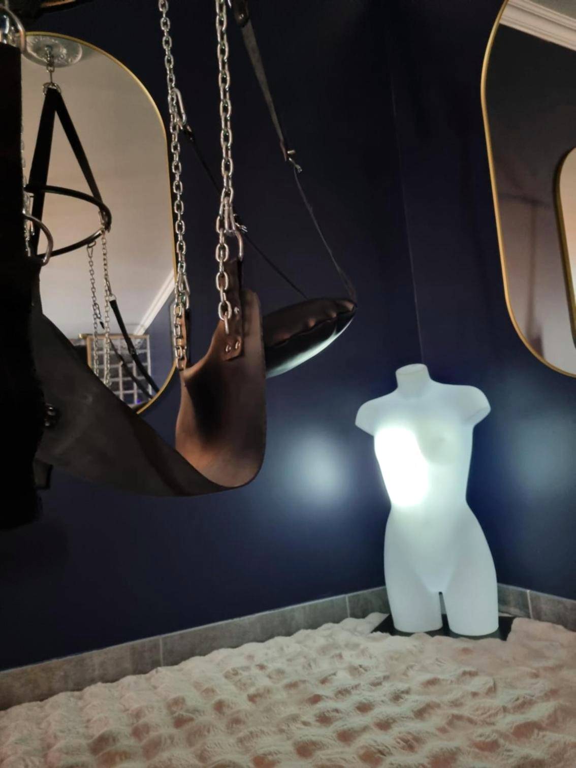 Balançoire érotique et buste lumineux - Love Room La Volupté Spa Privatif