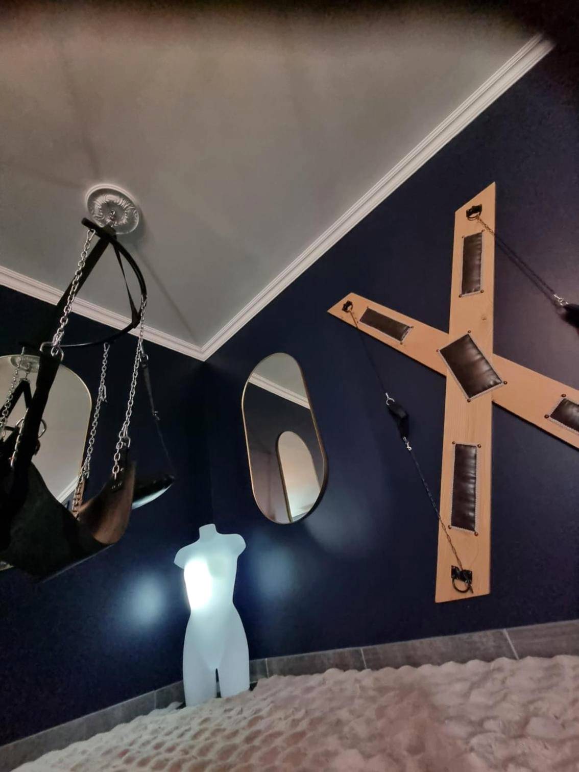 Croix de Saint - André et accessoires suspendus - Love Room La Volupté Spa Privatif