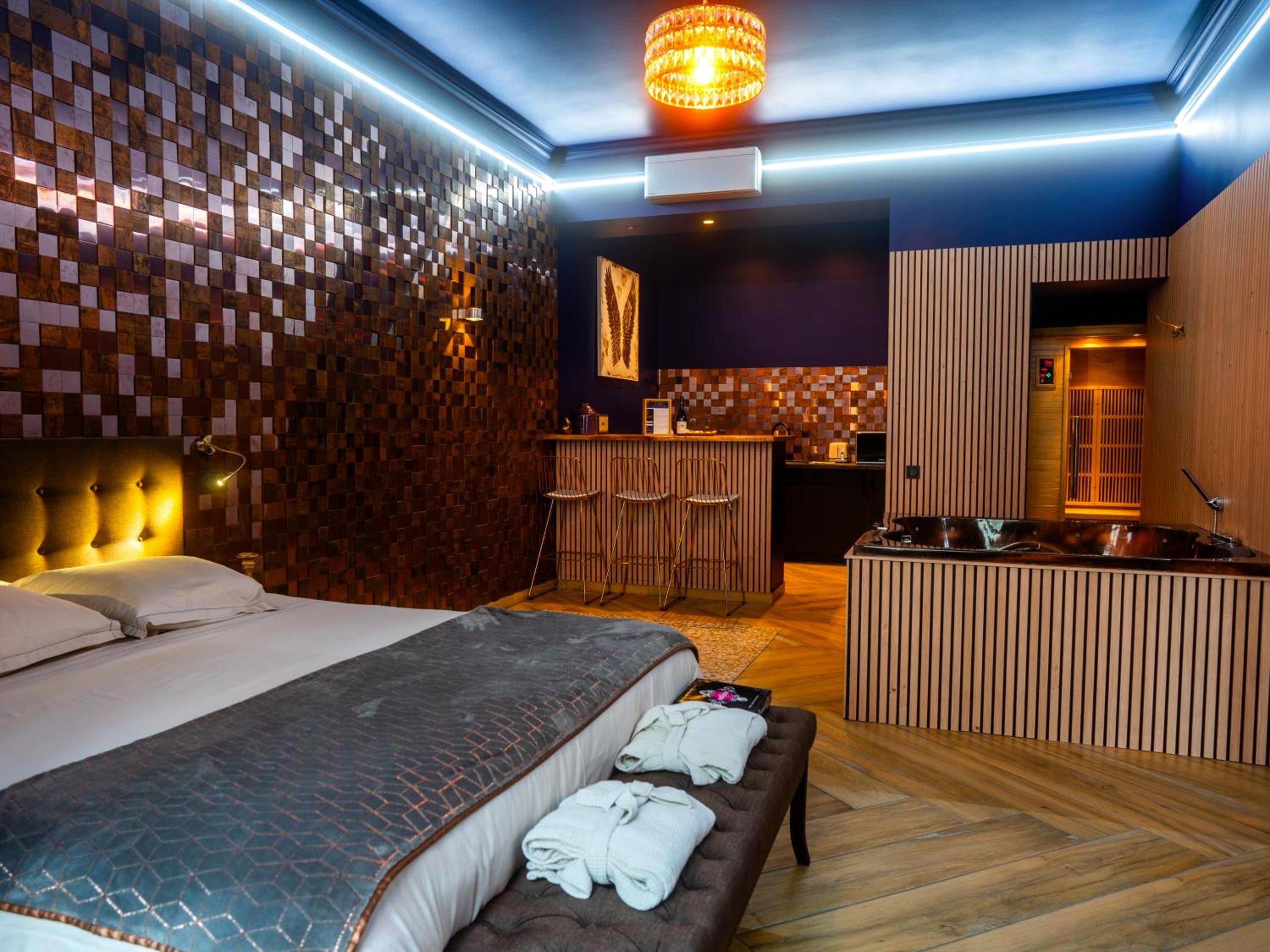 Chambre avec lit king size et jacuzzi - Love Room Angers - Le Voluptueux - Sauna - Jacuzzi - Centre - Ville