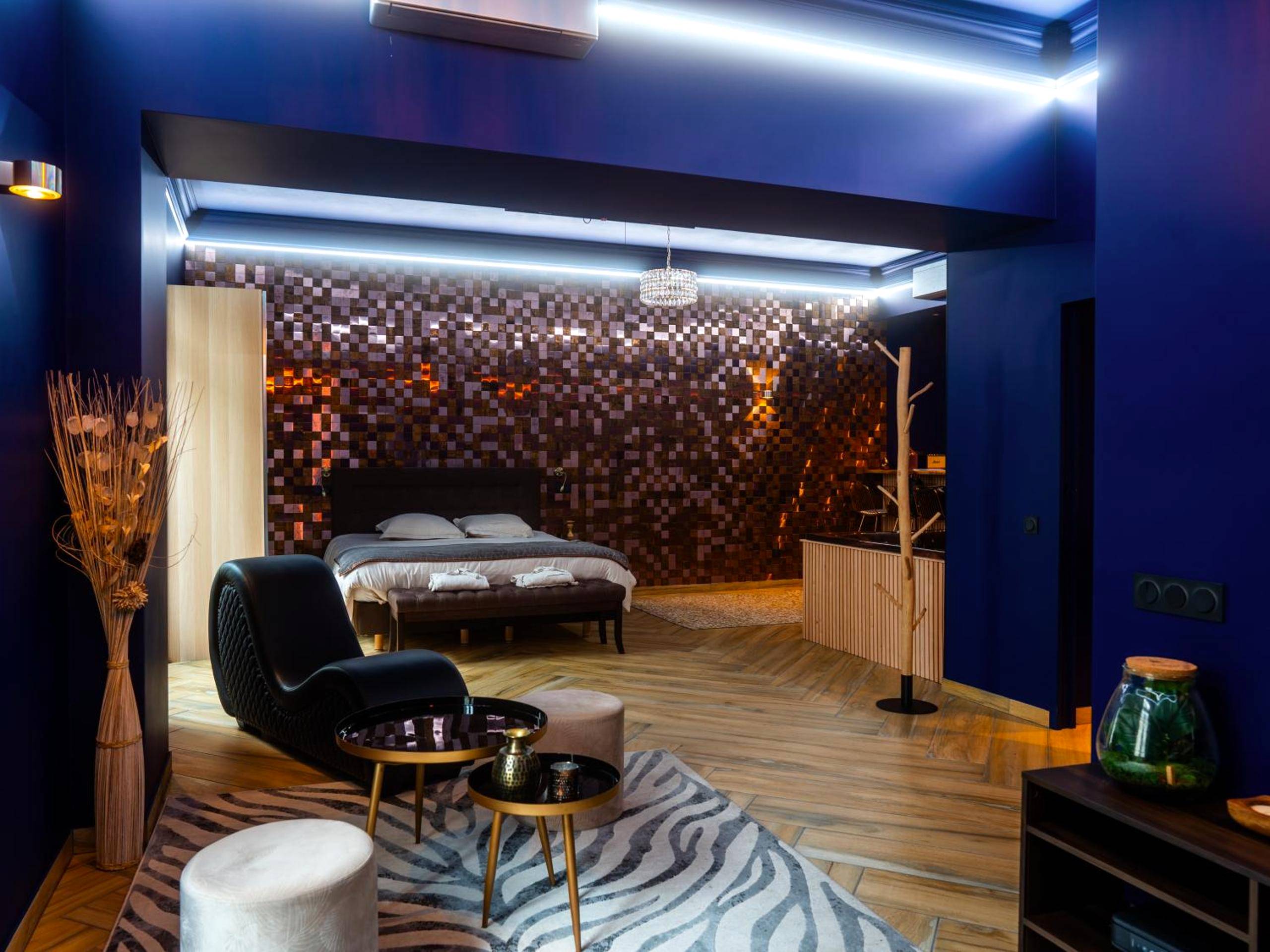 Salon avec fauteuil tantra et tapis zèbre - Le Voluptueux - Sauna - Jacuzzi - Centre - Ville