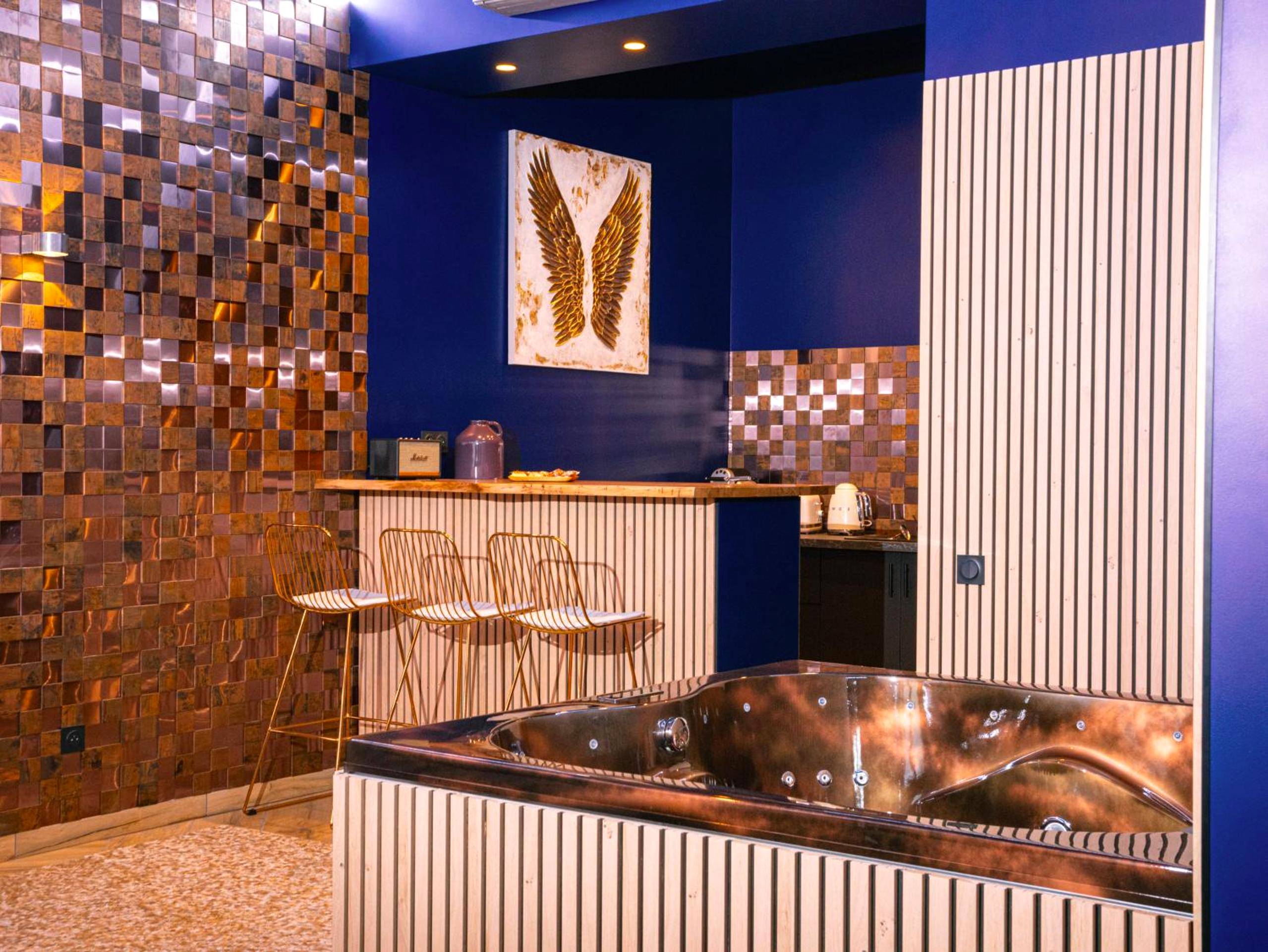 Jacuzzi privatif et bar avec tabourets dorés - Le Voluptueux - Sauna - Jacuzzi - Centre - Ville
