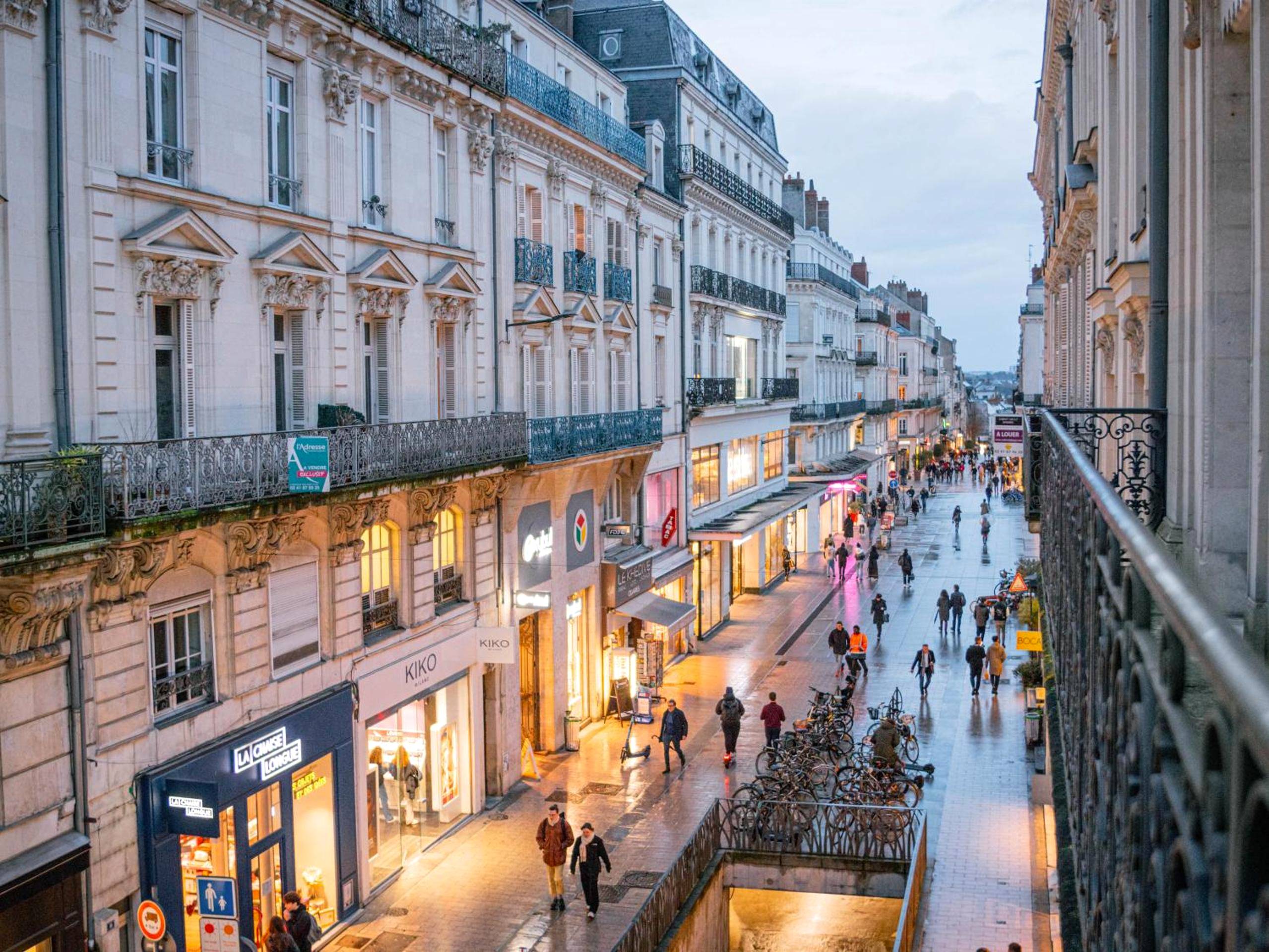 Vue du balcon sur une rue piétonne - Le Voluptueux - Sauna - Jacuzzi - Centre - Ville
