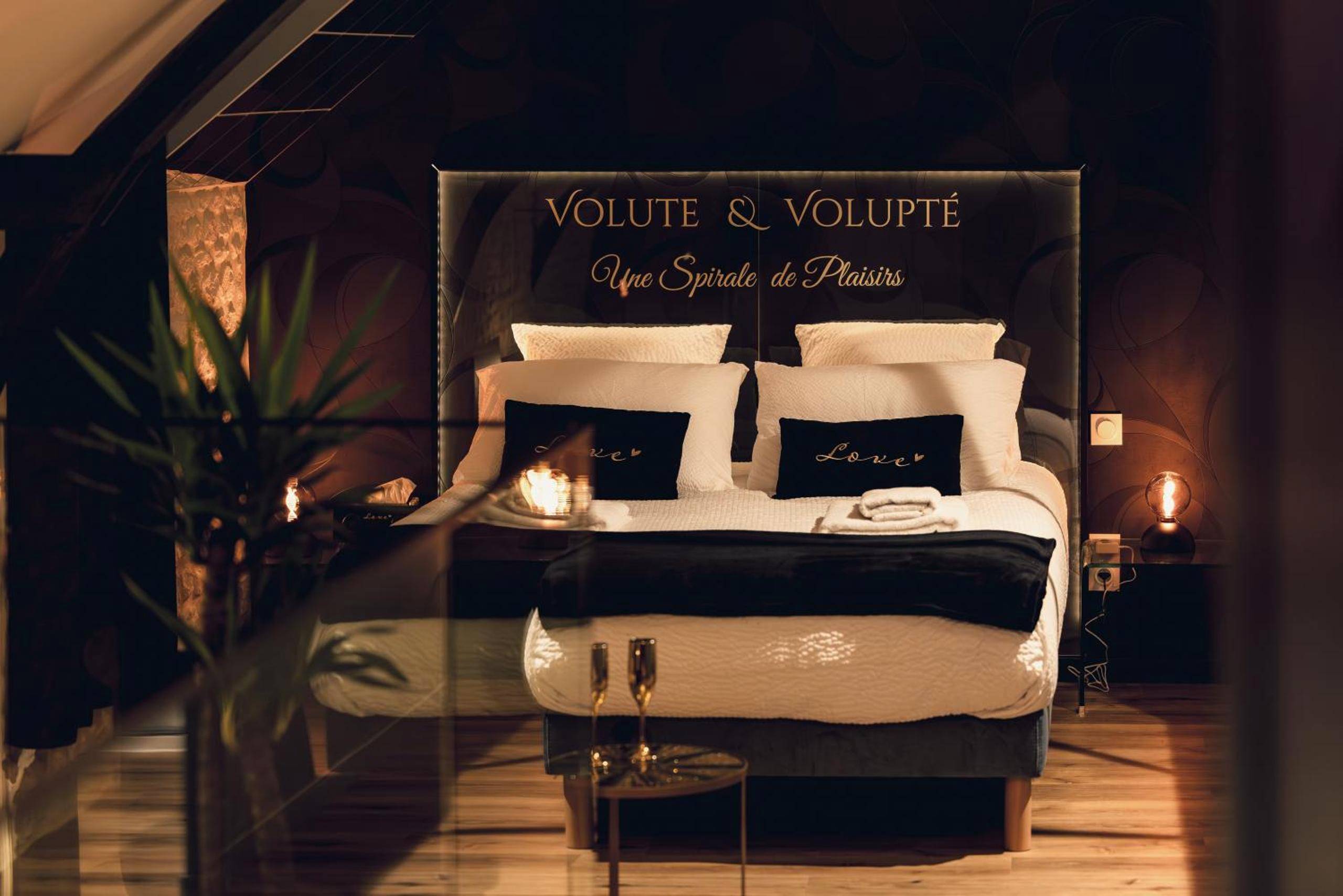 Vue principale - Love Room Saint - Pierre - en - Auge - Volute et Volupté - Une Spirale de Plaisirs