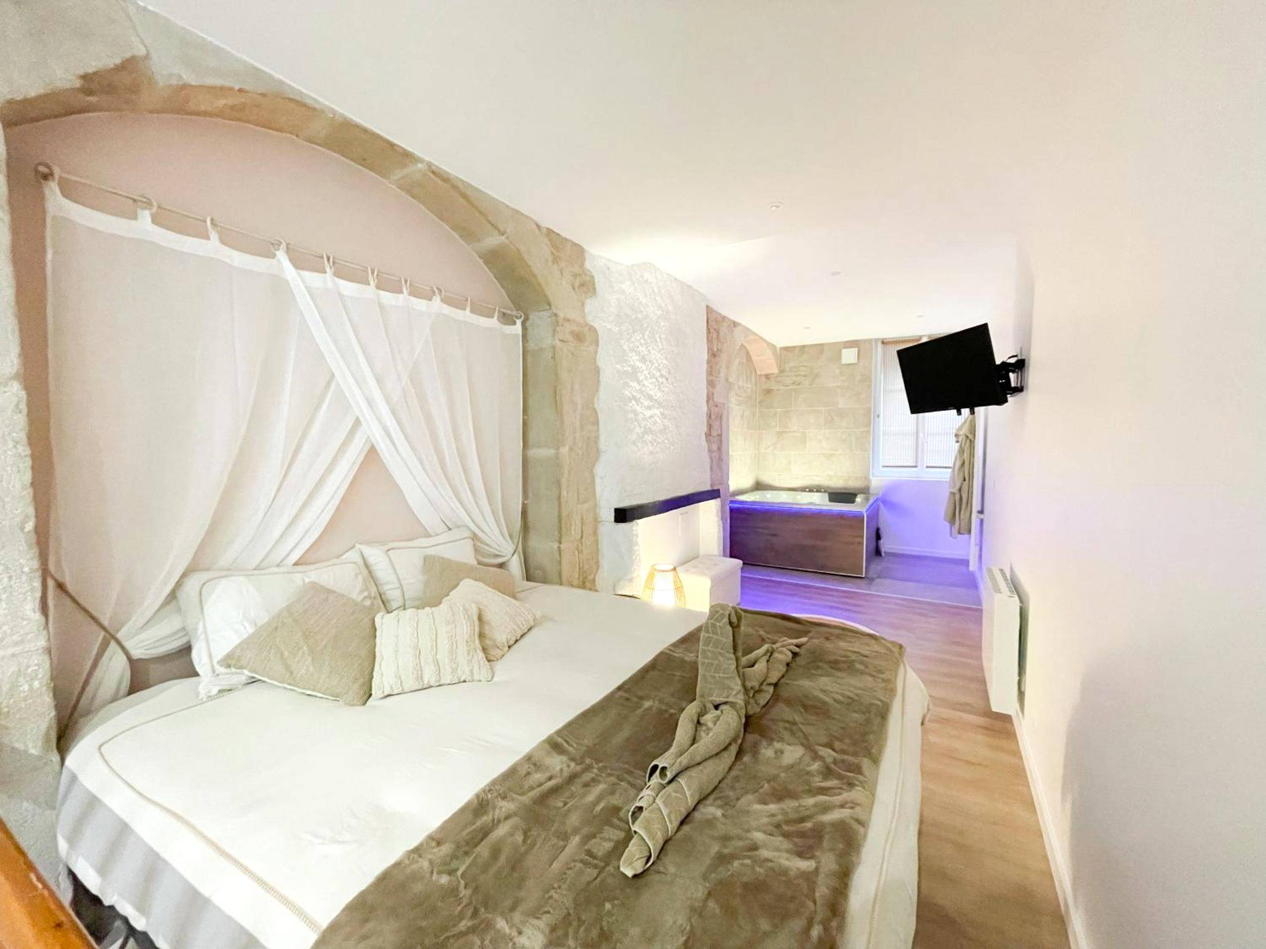 Chambre avec lit king size et balnéo au fond - La voute Doloise - Love room & spa