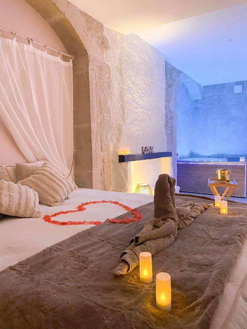 Suite avec lit décoré de pétales et jacuzzi - La voute Doloise - Love room & spa