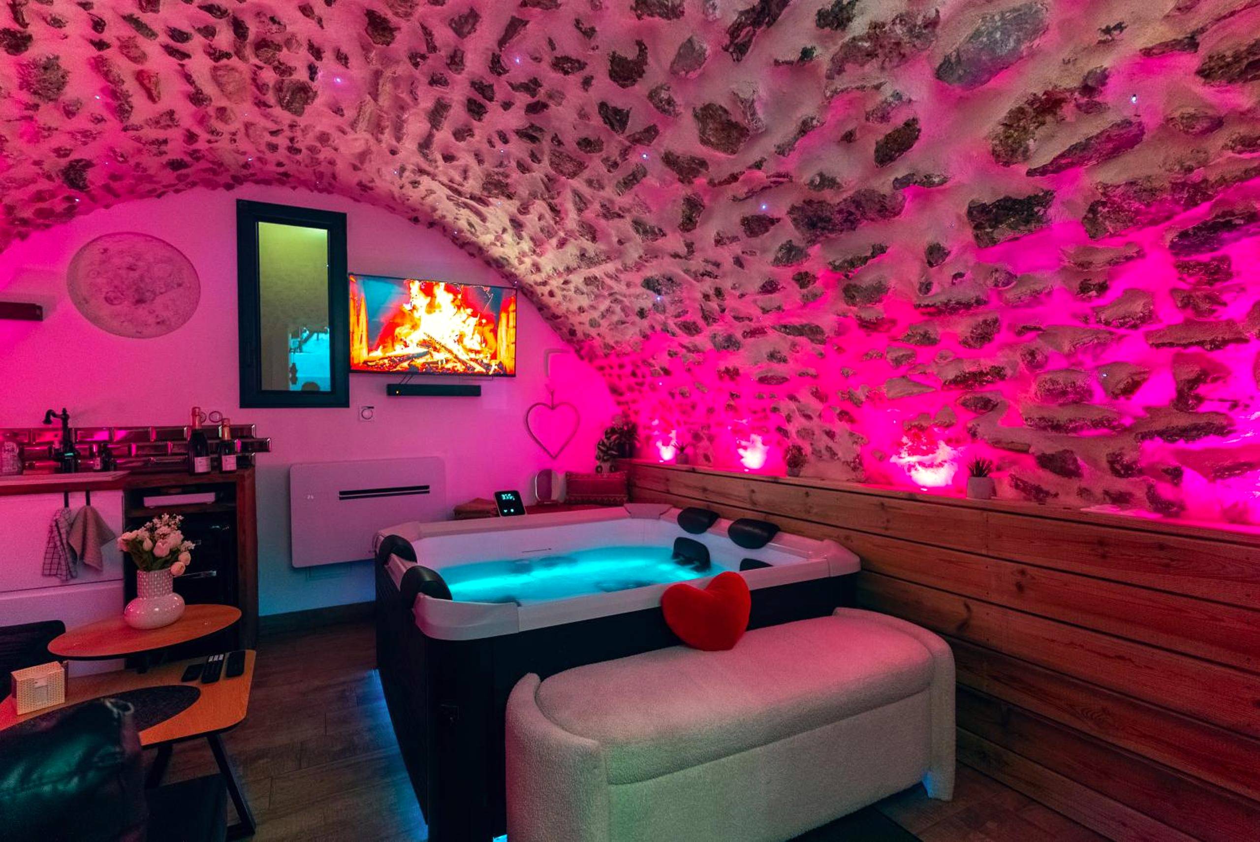 Jacuzzi privatif sous voûte en pierre rose - Love Room Trilport - La Voûte Étoilée - Jacuzzi proche Disneyland Paris