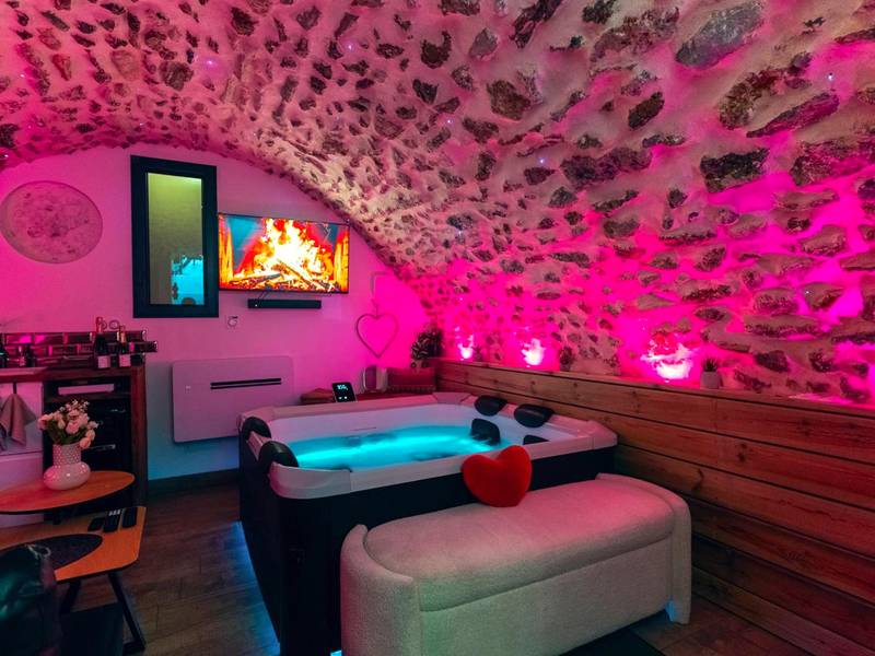 Jacuzzi privatif sous voûte en pierre rose - Love Room Trilport - La Voûte Étoilée - Jacuzzi proche Disneyland Paris