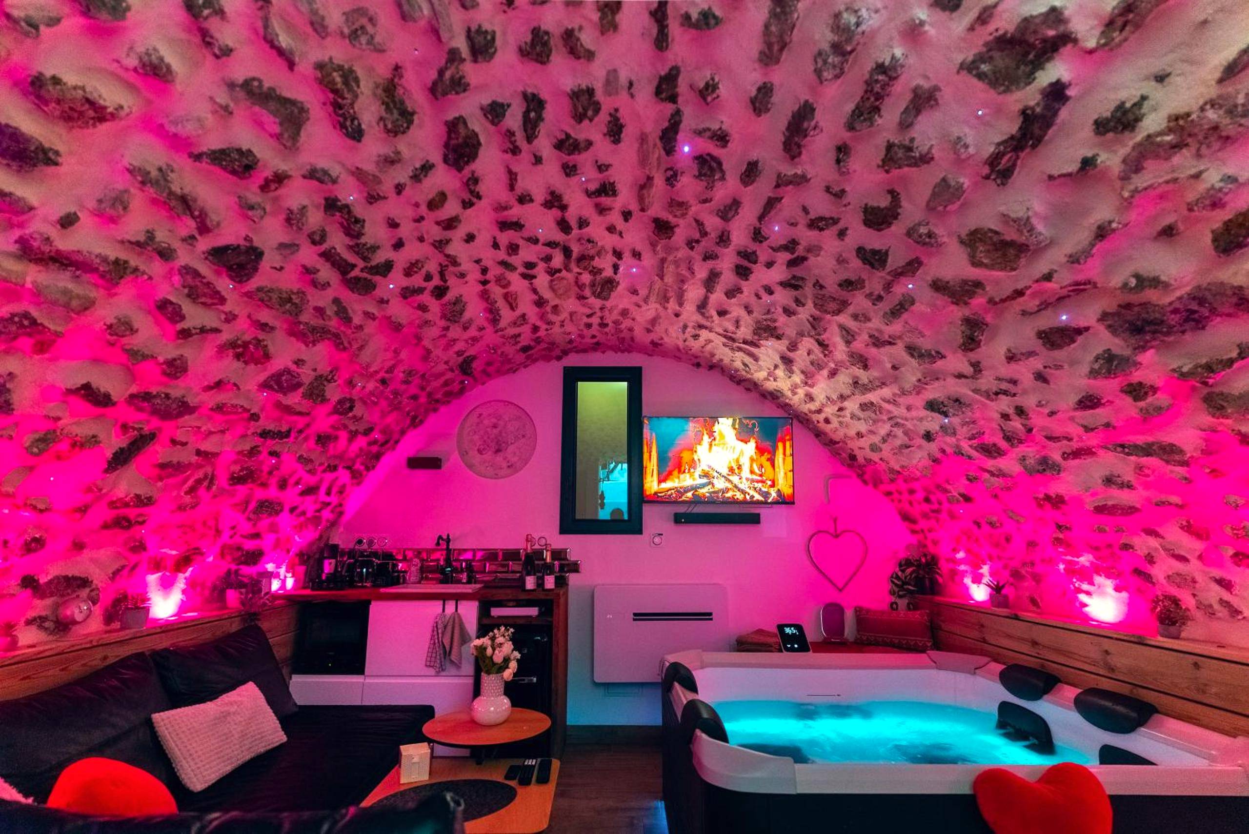 Salon avec jacuzzi et éclairage d'ambiance rose - La Voûte Étoilée - Jacuzzi proche Disneyland Paris