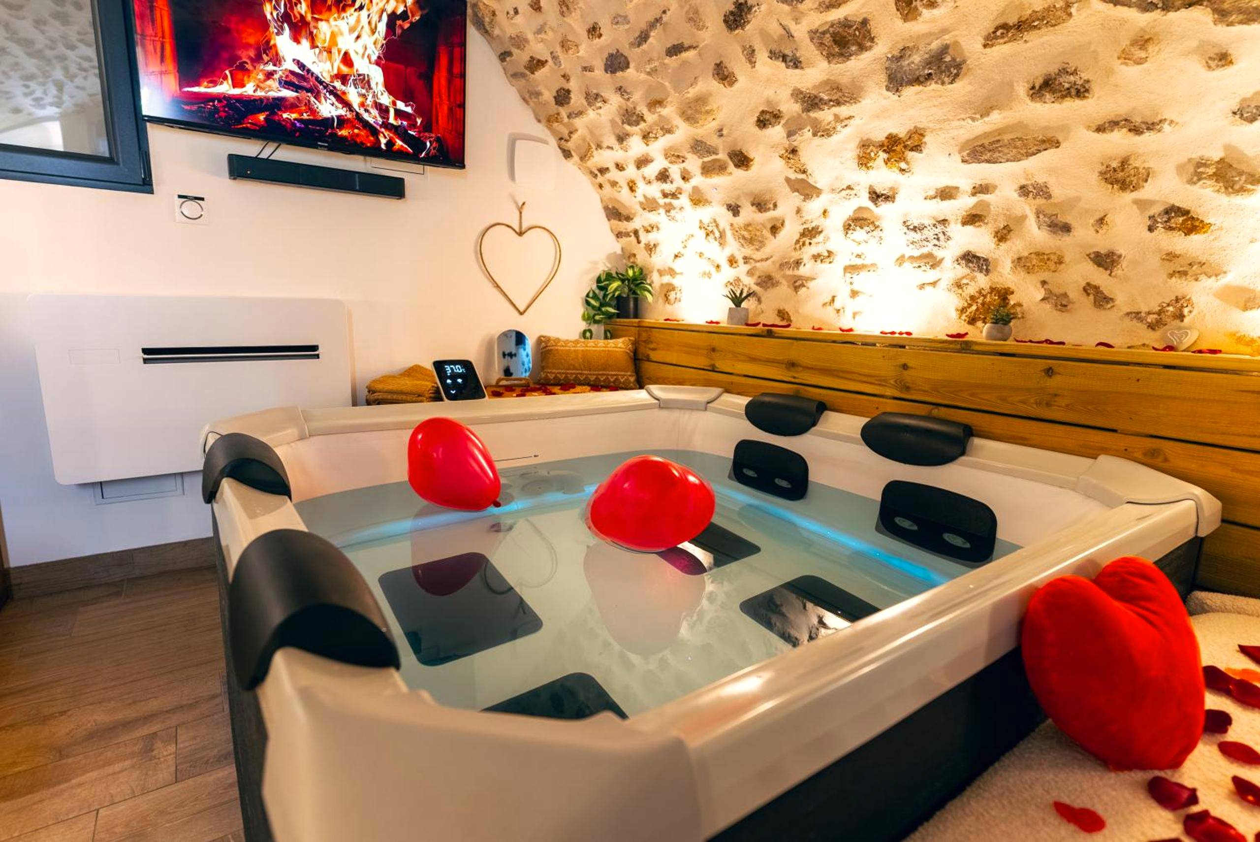 Jacuzzi avec ballons cœurs et pétales de roses - La Voûte Étoilée - Jacuzzi proche Disneyland Paris