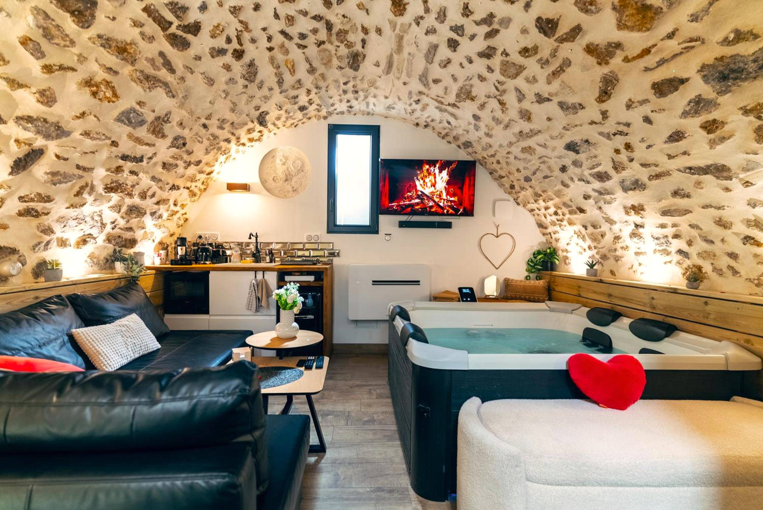 Espace détente avec canapé, jacuzzi et TV - La Voûte Étoilée - Jacuzzi proche Disneyland Paris