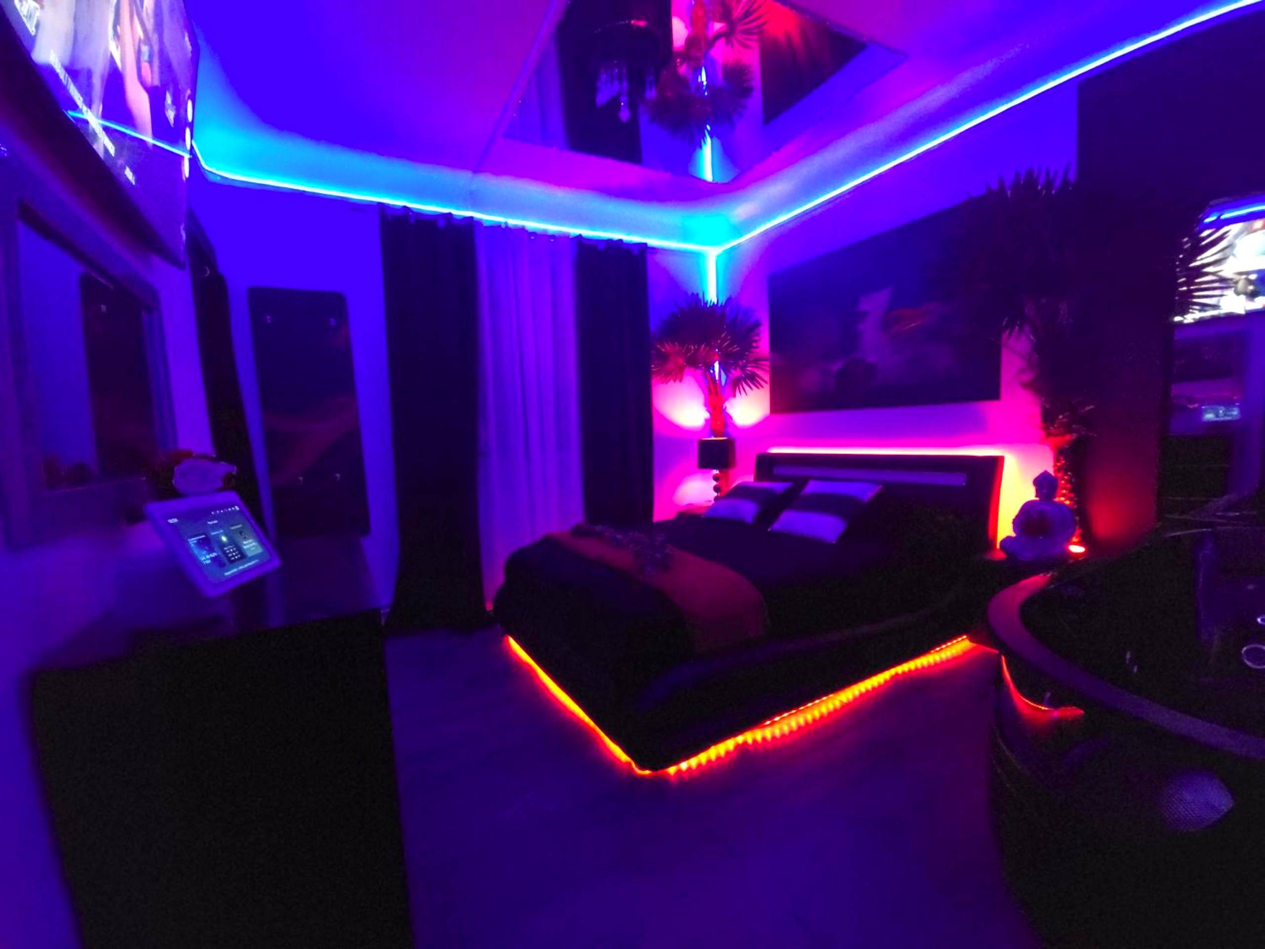 Chambre avec éclairage LED néon et miroir - The White Home Broadway Love Room