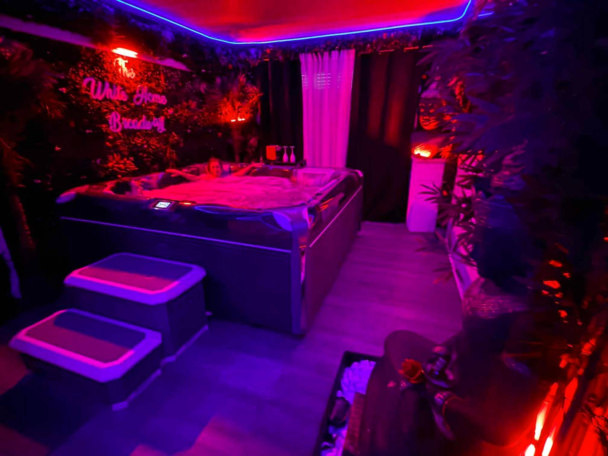 Grand spa privatif avec ambiance lumineuse - The White Home Broadway Love Room