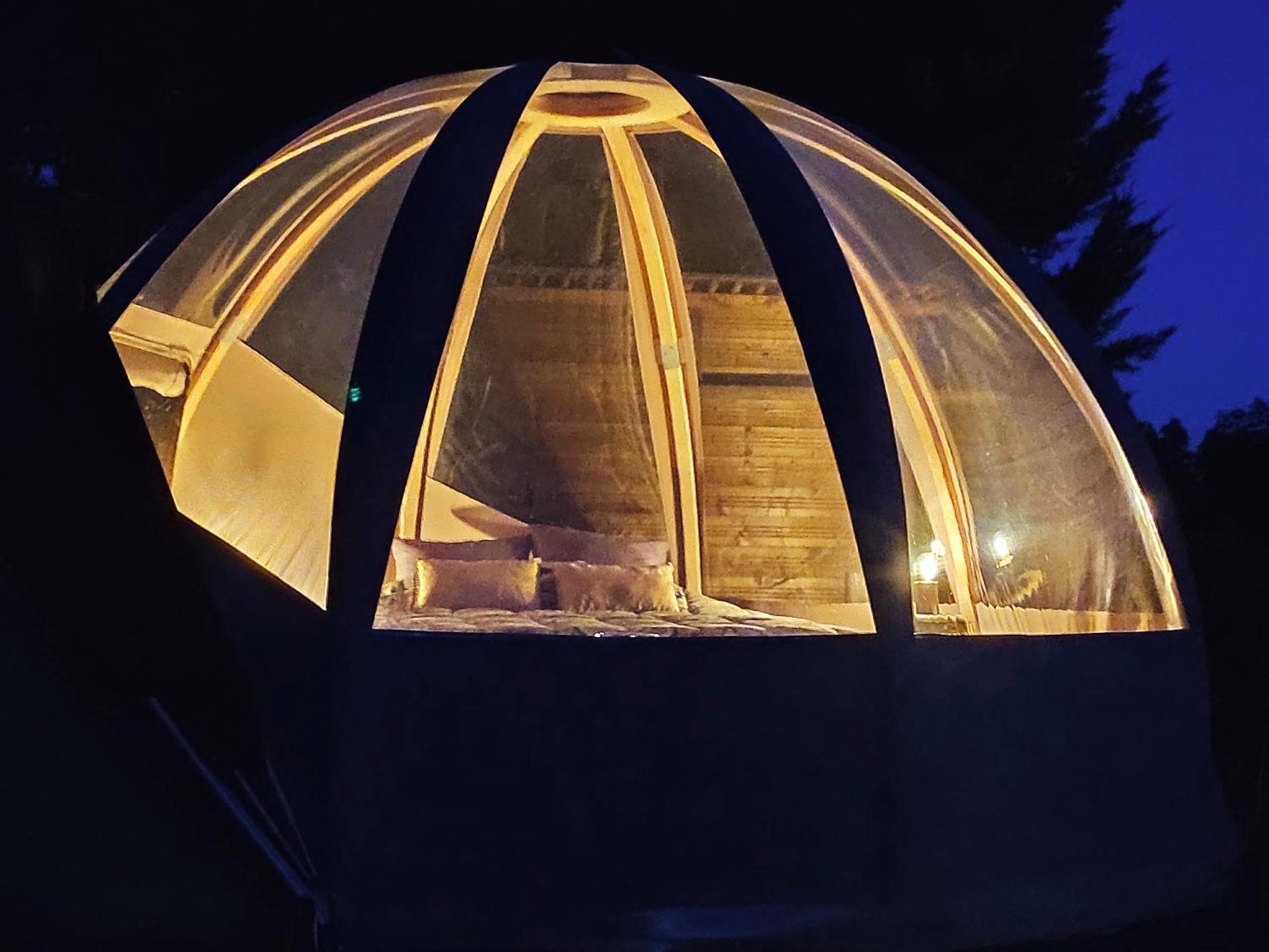 Dôme transparent illuminé à la tombée de la nuit - Love Room Saint - Julien - du - Puy - Le Wigwam du Fassac