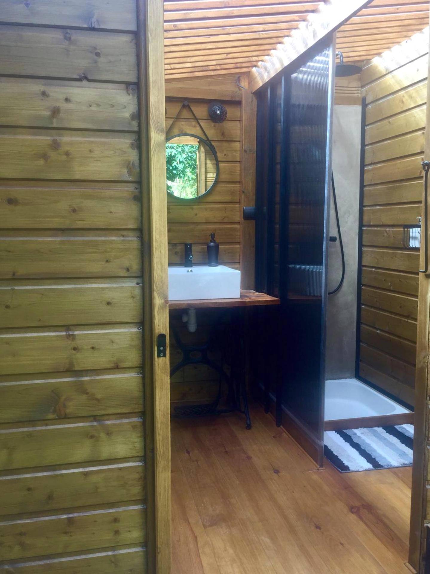 Salle d'eau en bois avec douche et vasque - Le Wigwam du Fassac