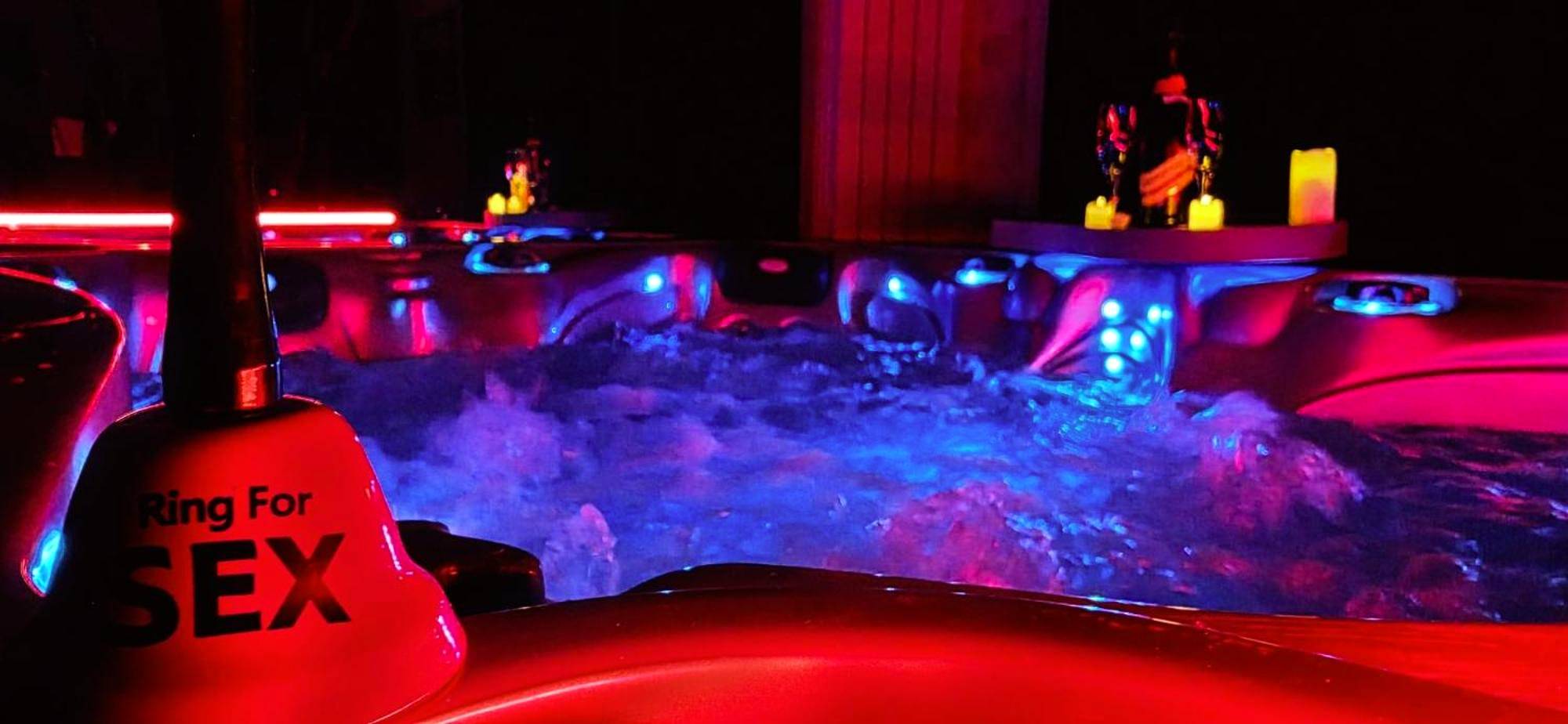Jacuzzi bouillonnant avec éclairage néon rose - Love Room Tourves - Xcoquine Love Room & Spa