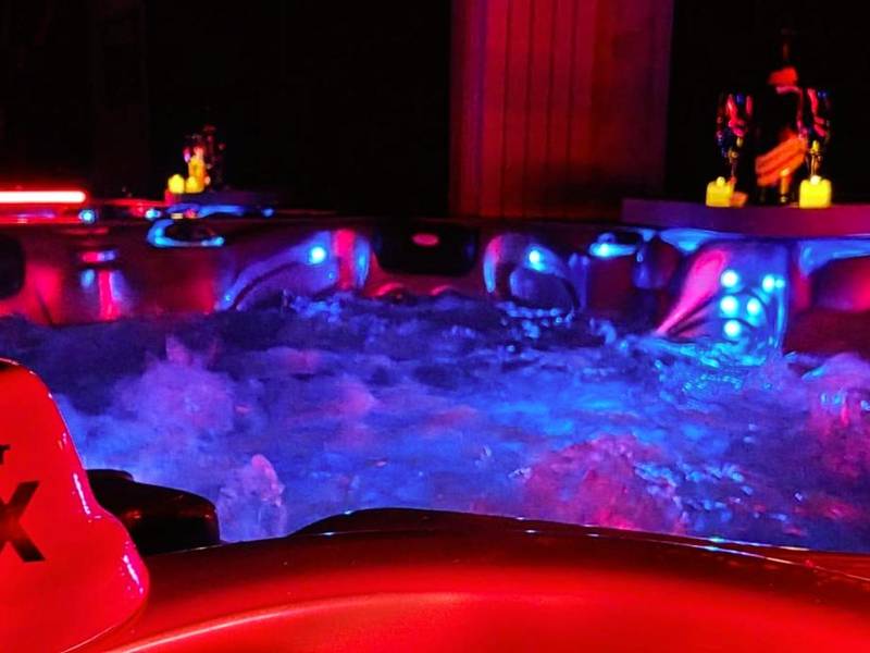 Jacuzzi bouillonnant avec éclairage néon rose - Love Room Tourves - Xcoquine Love Room & Spa