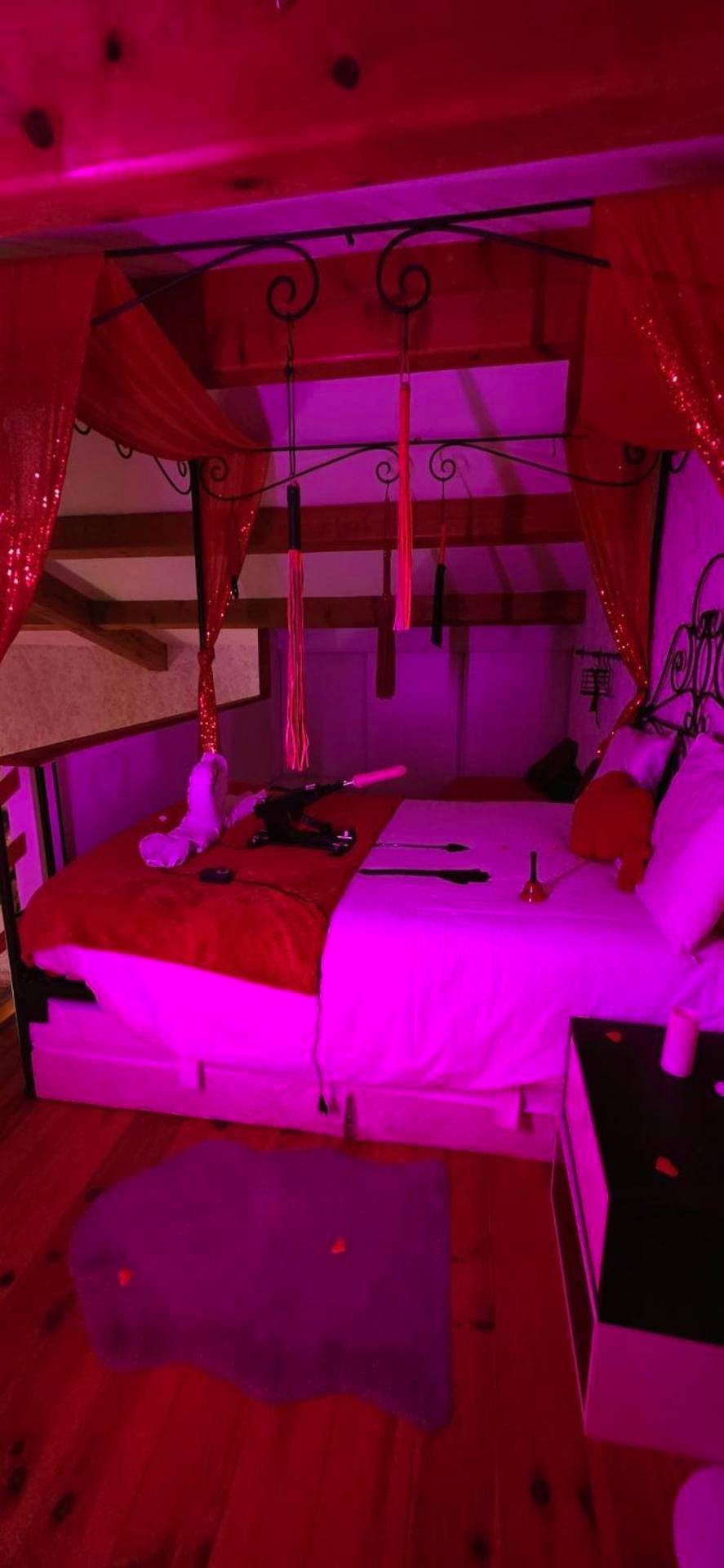 Lit à baldaquin avec accessoires de jeux érotiques - Xcoquine Love Room & Spa