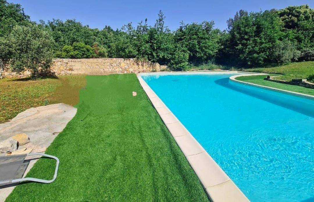 Grande piscine extérieure avec pelouse synthétique - Xcoquine Love Room & Spa
