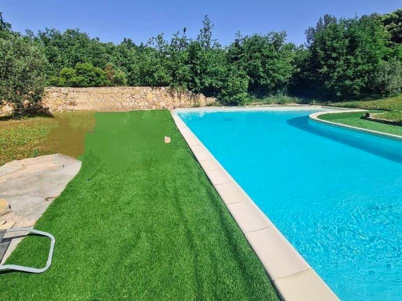 Grande piscine extérieure avec pelouse synthétique - Xcoquine Love Room & Spa