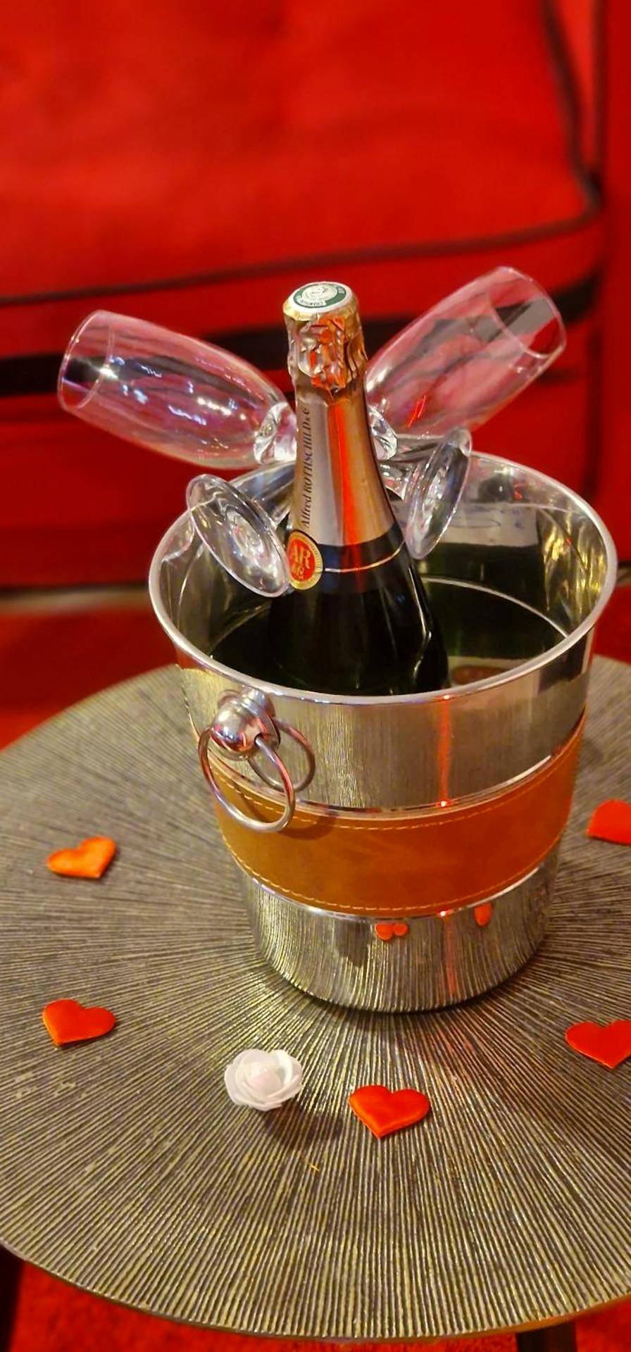 Bouteille de champagne et flûtes dans un seau - Xcoquine Love Room & Spa