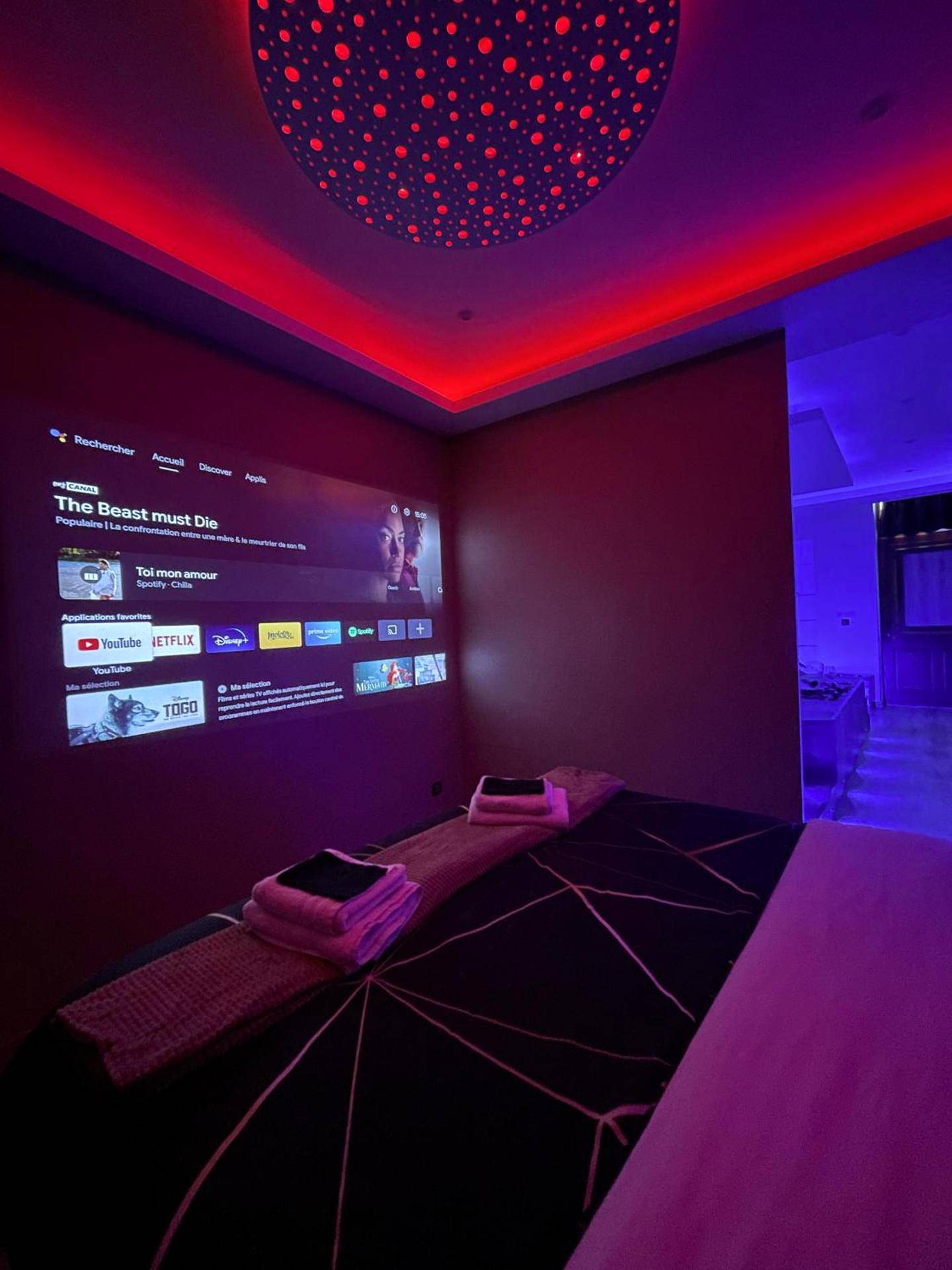 Vidéoprojecteur avec écran géant face au lit - Love Room Auxerre - Spa privatif by XELA